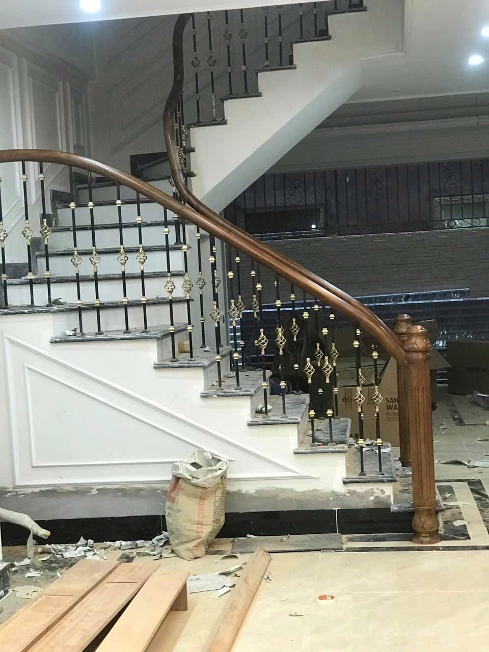 Cầu thang sắt nghệ thuật đang trong giai đoạn hoàn thiện