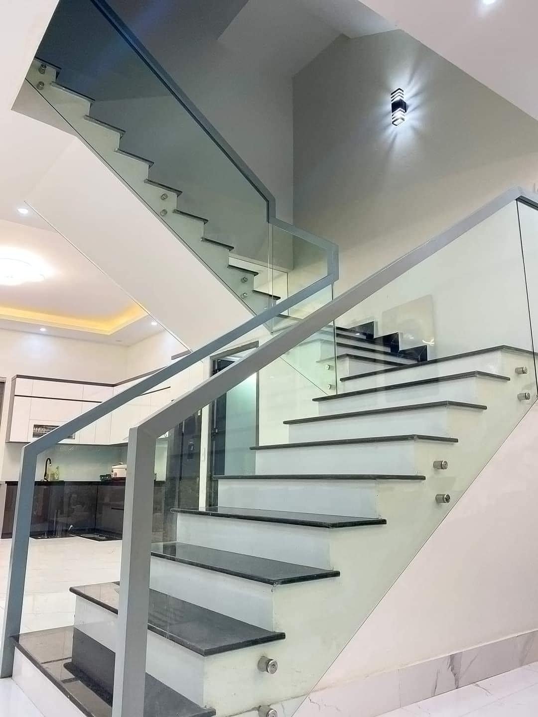 Cầu thang kính 11 trong catalog cầu thang kính của Cầu Thang Đẹp Miền Bắc