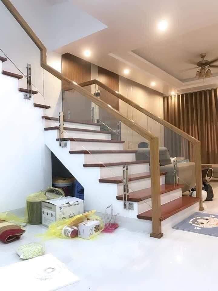Cầu thang kính 82 trong catalog cầu thang kính của Cầu Thang Đẹp Miền Bắc