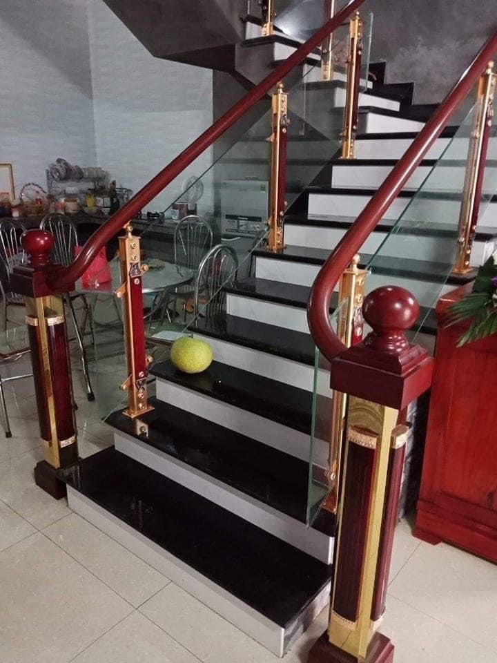 Cầu thang kính 83 trong catalog cầu thang kính của Cầu Thang Đẹp Miền Bắc