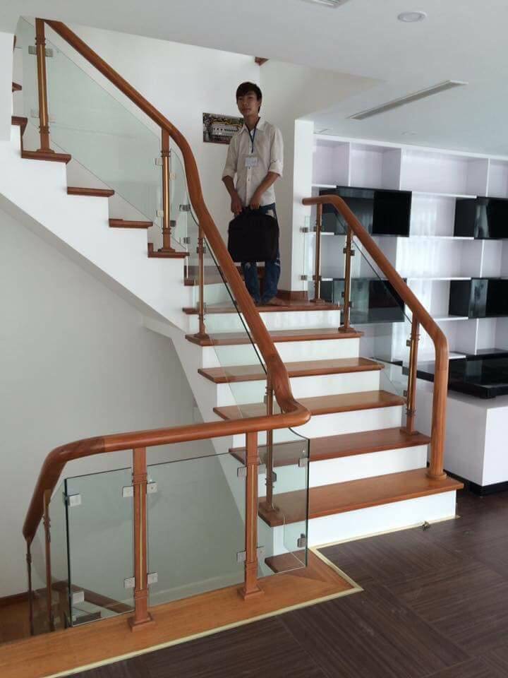 Cầu thang kính 04 trong catalog cầu thang kính của Cầu Thang Đẹp Miền Bắc