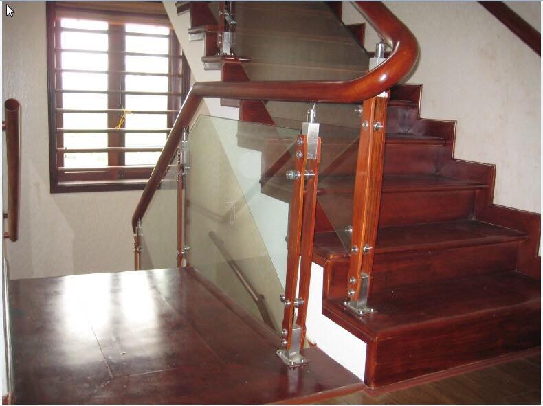 Cầu thang kính 05 trong catalog cầu thang kính của Cầu Thang Đẹp Miền Bắc