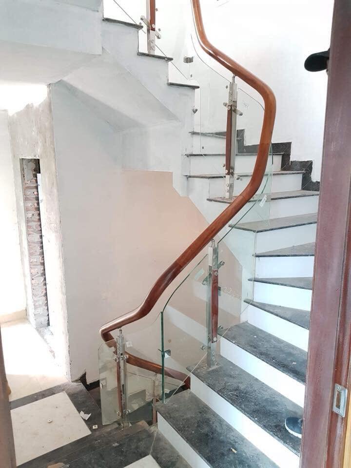 Cầu thang kính 61 trong catalog cầu thang kính của Cầu Thang Đẹp Miền Bắc
