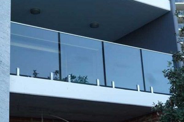 Lan can kính 09 trong catalog lan can kính của Cầu Thang Đẹp Miền Bắc